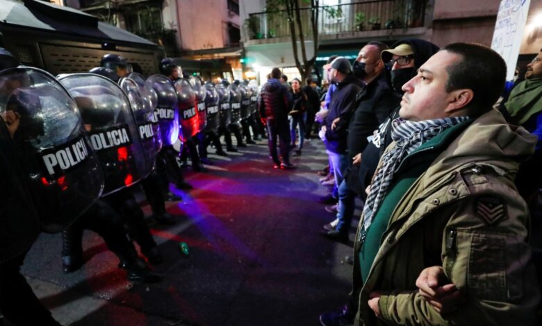 Miles inundan las calles en apoyo a vicepresidenta argentina Cristina Kirchner