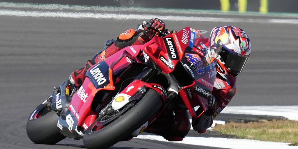 Miller marca el mejor crono en los primeros libres, con Aleix lejos de la cabeza