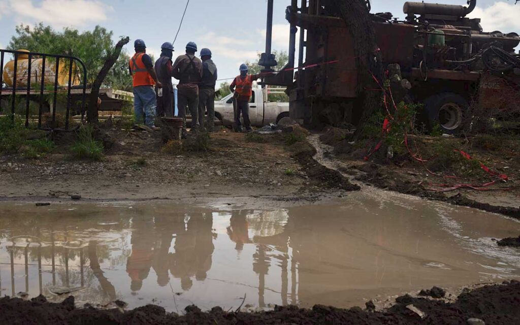Mineros cumplen 18 días atrapados en 'El Pinabete'; introducen cámara 360º para localizar filtraciones de agua