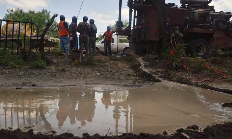 Mineros cumplen 18 días atrapados en 'El Pinabete'; introducen cámara 360º para localizar filtraciones de agua