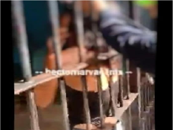 Mujer es amarrada del cuello a barrotes de una celda, al ser detenida por policías