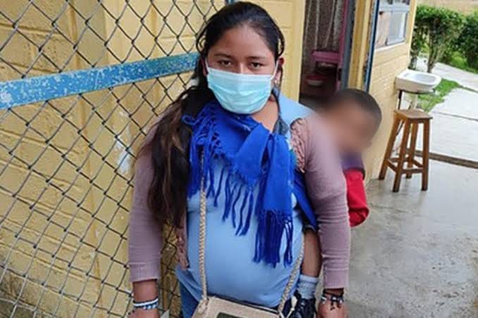 Mujer sale libre de cárcel por matar a su esposo, alegó legítima defensa, sale de la mano de sus hijos