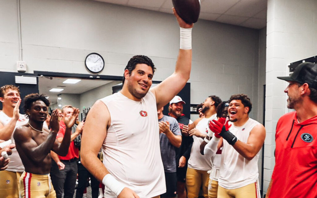 NFL: Alfredo Gutiérrez, tacle mexicano, debuta con San Francisco y recibe balón del partido | Tuit