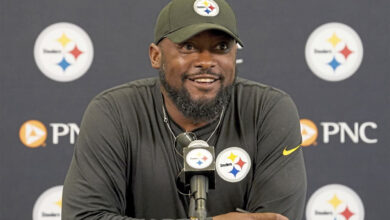 NFL: Mike Tomlin, entrenador de los Acereros, invita a niños que vio peleando en la calle a entrenamiento | Video