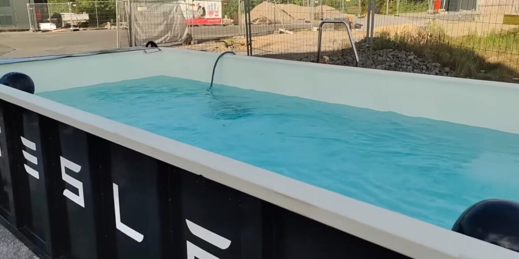 Nade mientras espera en la estación de supercargadores Tesla