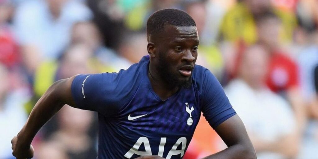 Ndombele llega para pasar la revisión médica con el Nápoles