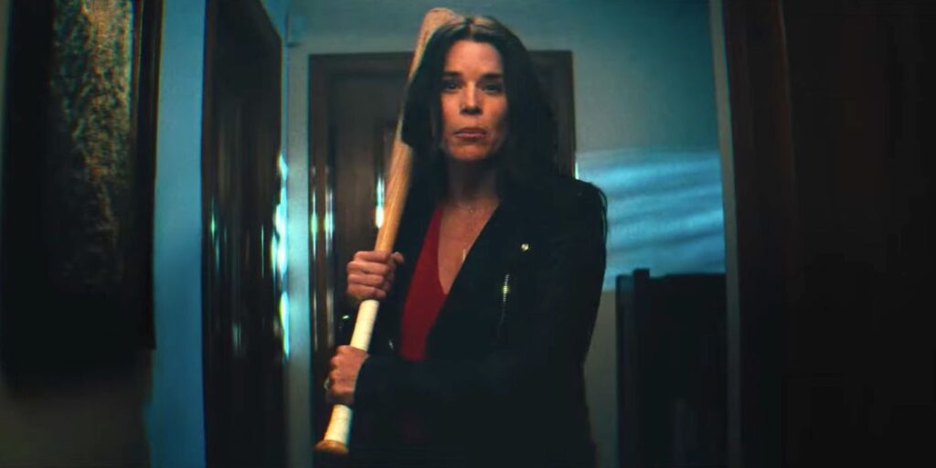 Neve Campbell parodia un grito en un anuncio de terror de la Cruz Roja