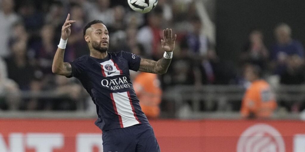 Neymar marca el 2-0 con un golazo de falta