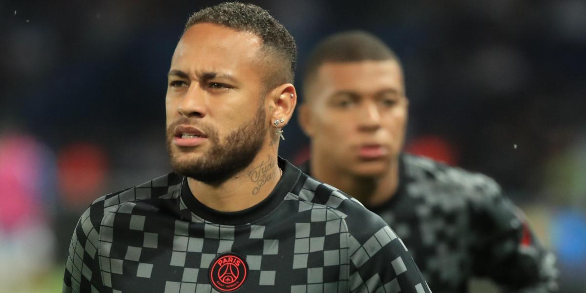 Neymar utiliza Twitter para reclamar más galones