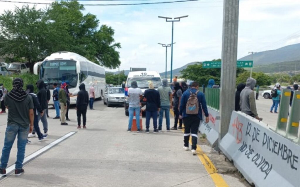 Normalistas de Ayotzinapa bloquearon autopista México-Acapulco