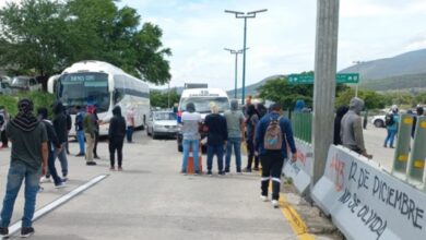 Normalistas de Ayotzinapa bloquearon autopista México-Acapulco