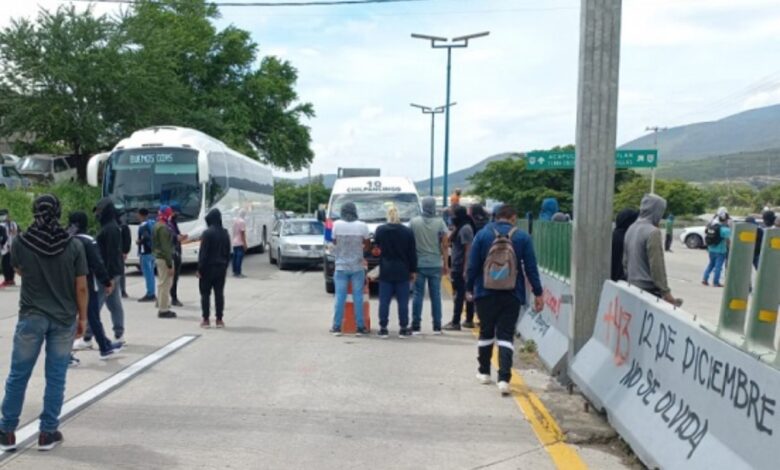 Normalistas de Ayotzinapa bloquearon autopista México-Acapulco
