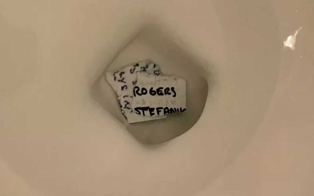 Nuevas fotos apuntan que Trump envió documentos oficiales por el retrete