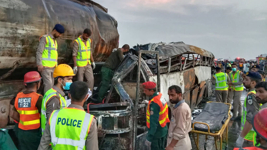 Pakistán: choque entre un autobús y un camión con combustible deja al menos 20 muertos