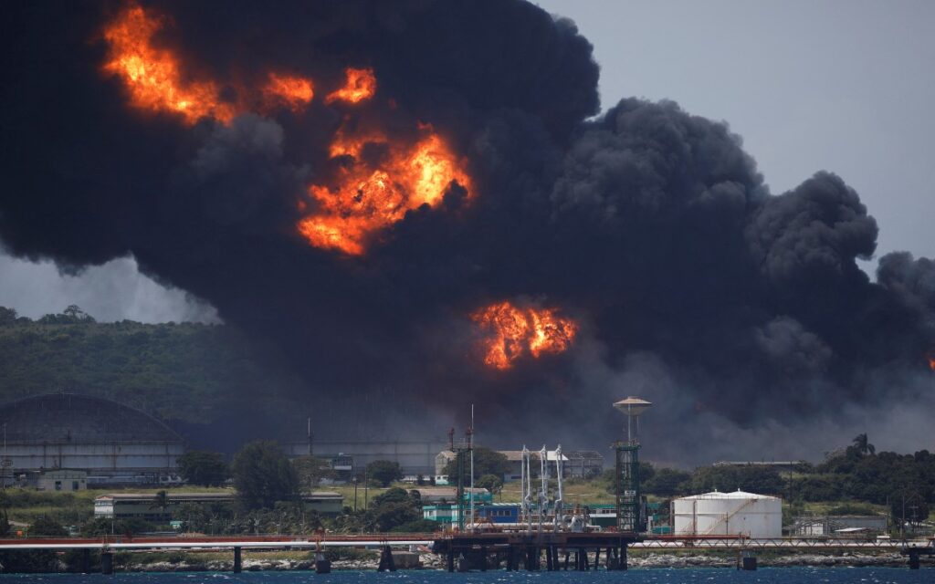 Personal de Pemex, Sedena y Semar viajarán a Cuba para combatir incendio en un depósito de crudo: AMLO; presidente Díaz-Canel agradece solidaridad