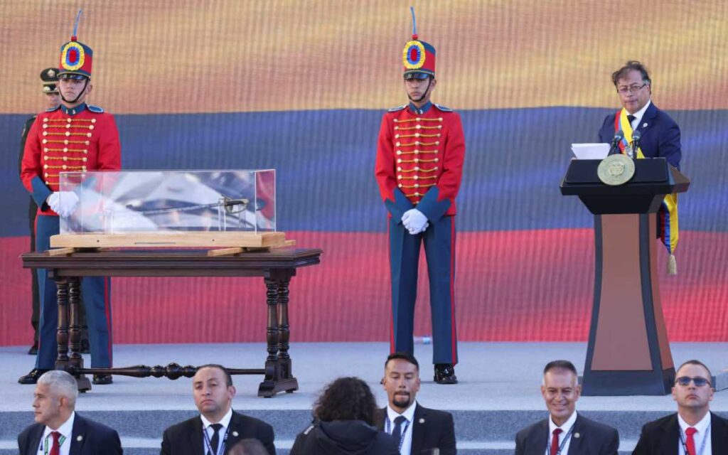 Petro ordena que le lleven la espada de Bolívar, tras el último desaire de Iván Duque
