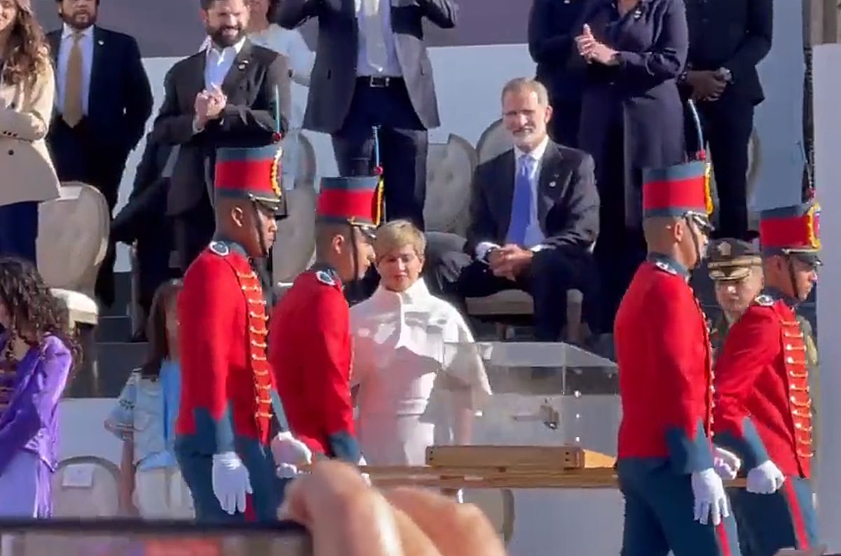 Polémica por la decisión de Felipe VI de no levantarse ante la espada de Bolívar