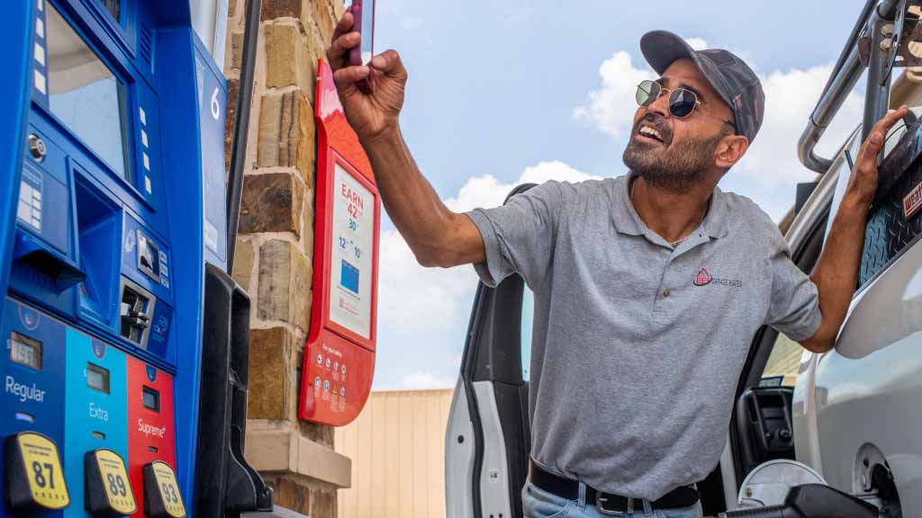 Precios de la gasolina caen por debajo de $4