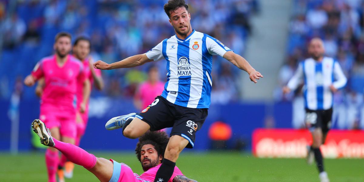 Puado recupera la titularidad en un once del Espanyol con Rubén Sánchez