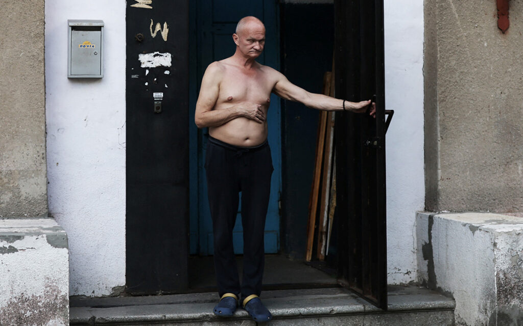 Pueden oír la guerra pero no verla: conoce a este grupo de personas con discapacidad visual atrapado en el conflicto Rusia-Ucrania