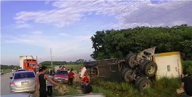 Rapiña: Vuelca tráiler cargado con galletas; lugareños acostumbran provocar accidentes para robar