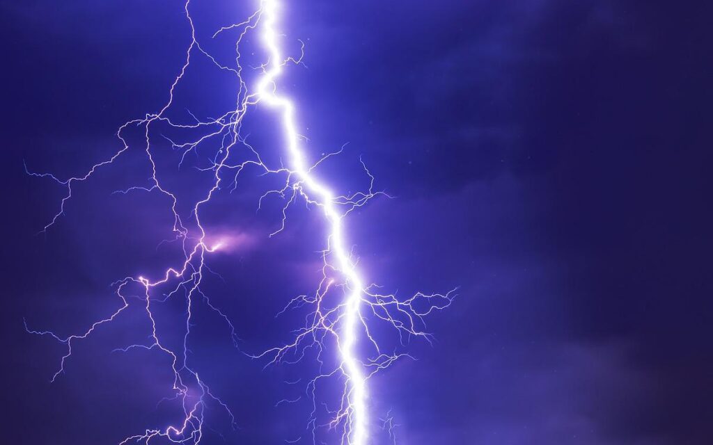 Rayo alcanza a 4 personas, cayó a 10 metros de la Casa Blanca | Video