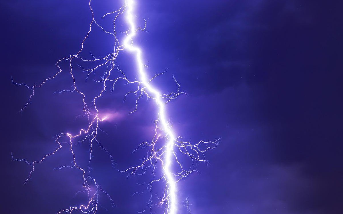 Rayo alcanza a 4 personas, cayó a 10 metros de la Casa Blanca | Video