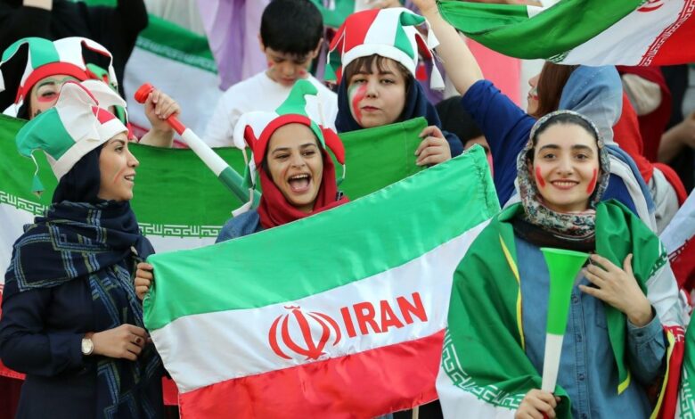 Regresan mujeres a los estadios de futbol iraníes | Video