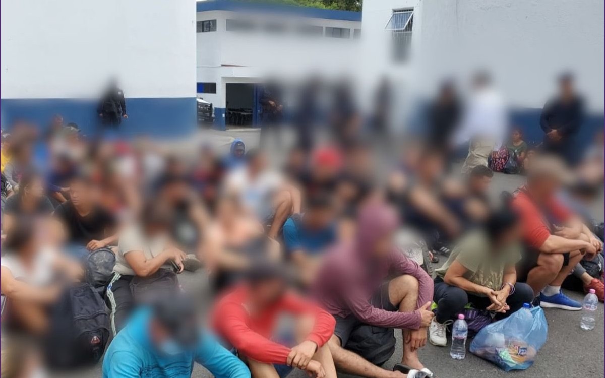 Rescatan en Puebla a más de 100 migrantes que viajaban hacinados en un camión