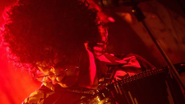 Roku estrena un divertido nuevo tráiler de 'WEIRD: The Al Yankovic Story' protagonizada por Daniel Radcliffe