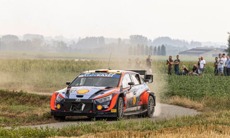 Rovanperä vuelca y Neuville lidera en casa