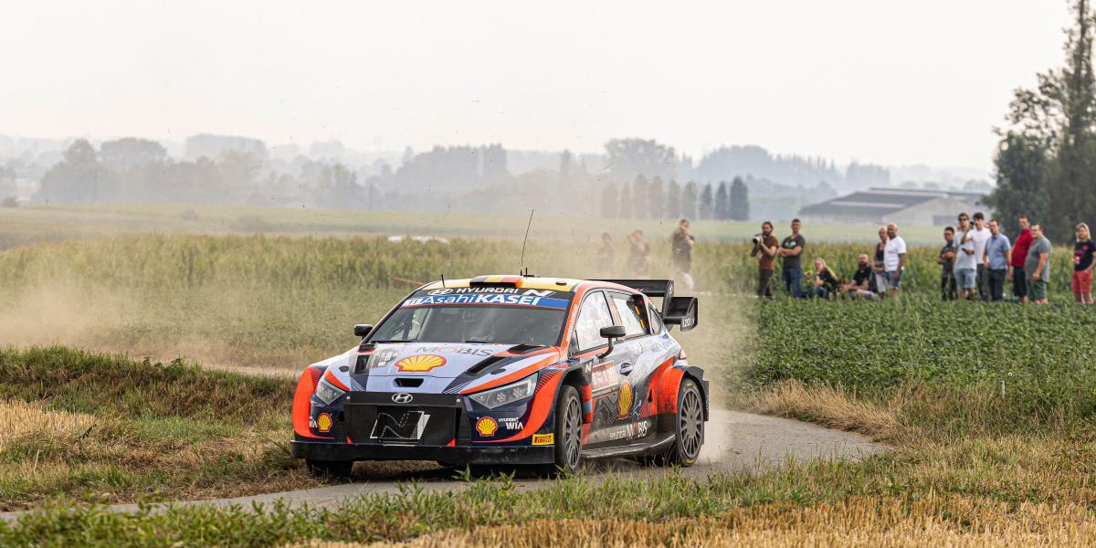 Rovanperä vuelca y Neuville lidera en casa