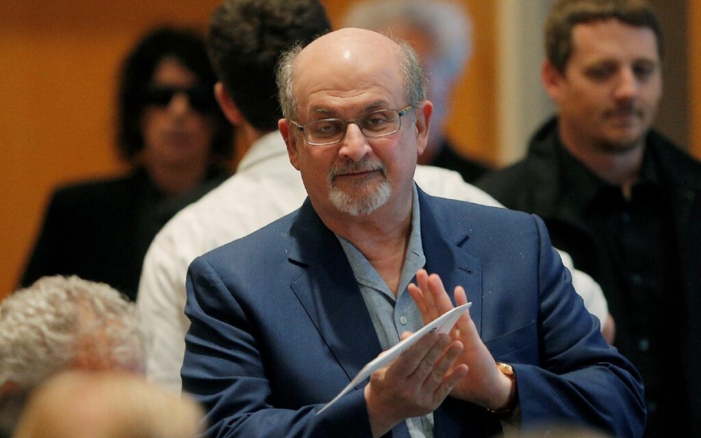 Salman Rushdie, autor de "Los versos satánicos", fue apuñalado en el cuello durante evento en NY | Video