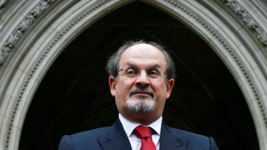 Salman Rushdie conversa con investigadores mientras permanece hospitalizado en Nueva York