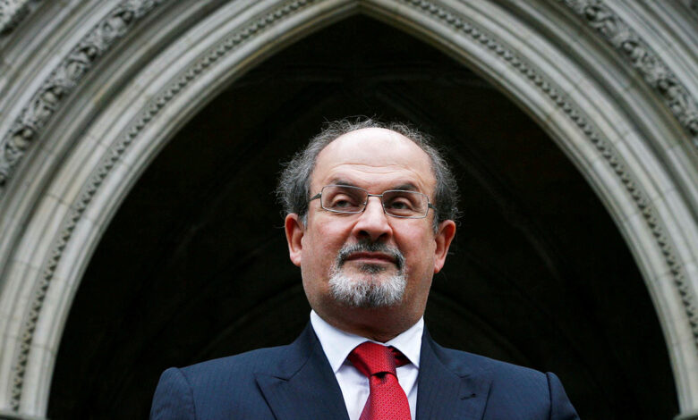 Salman Rushdie conversa con investigadores mientras permanece hospitalizado en Nueva York