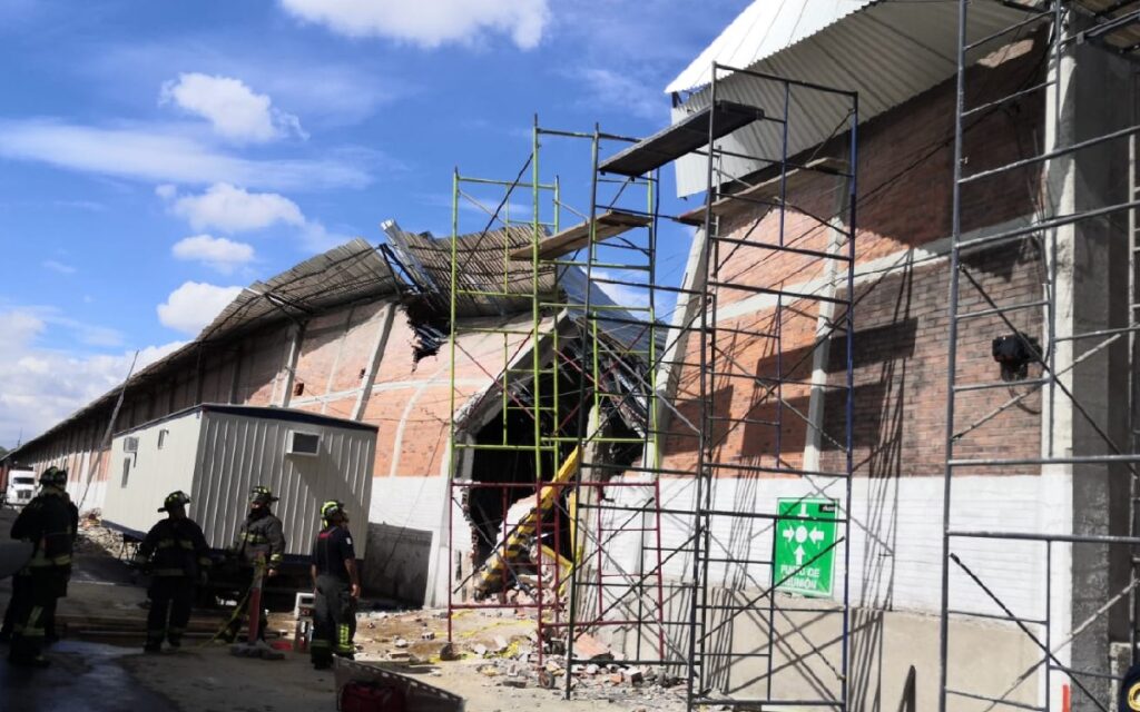 Se derrumba techo de una bodega en Azcapotzalco; hay un muerto