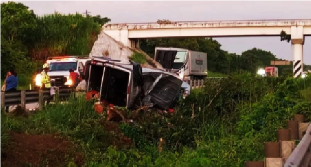 Seis muertos y 10 heridos dejó choque de camioneta turística, se le atravesó una vaca