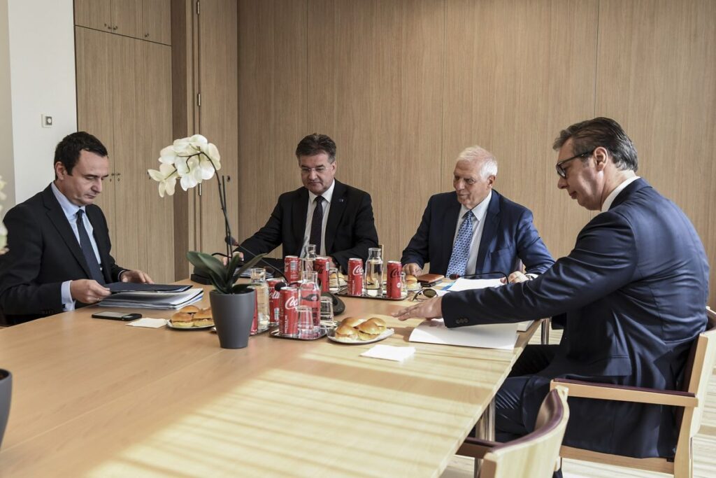 Serbia y Kosovo llegan a un acuerdo para resolver su conflicto por la crisis de las matrículas