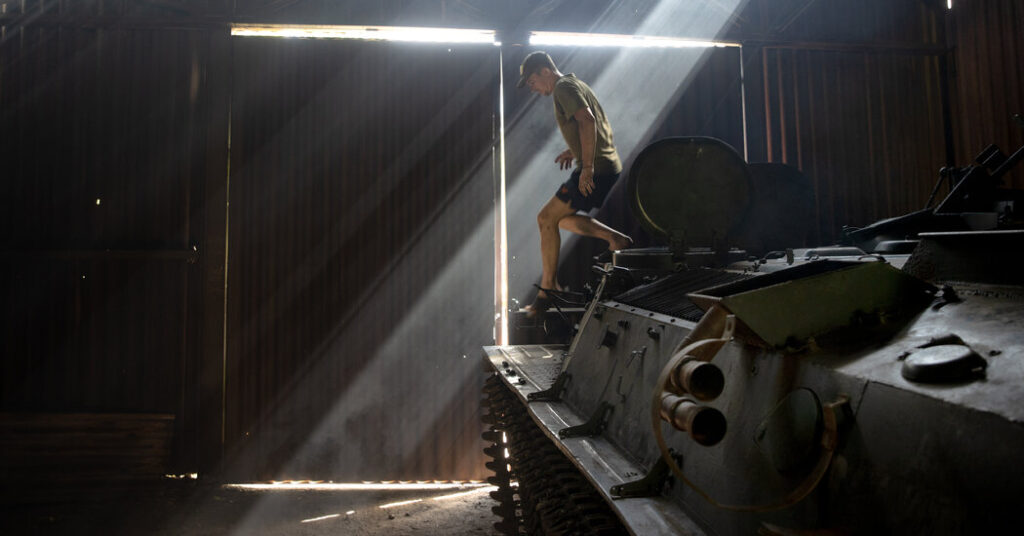 Soldados ucranianos intercambian tanques y artillería en primera línea