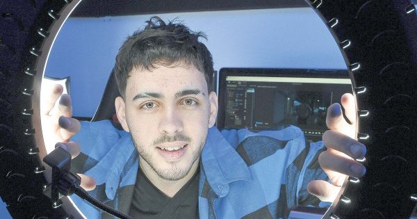 Tiene 20 años, es youtuber y becó a tres personas para que aprendan a programar