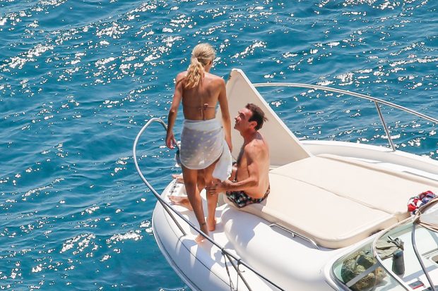 Ana Soria y Enrique Ponce en un barco / Gtres