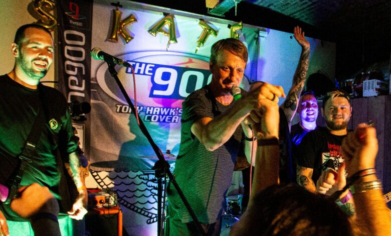 Tony Hawk se une hilarantemente a la banda de covers de patinadores profesionales en el escenario de un concierto en Londres