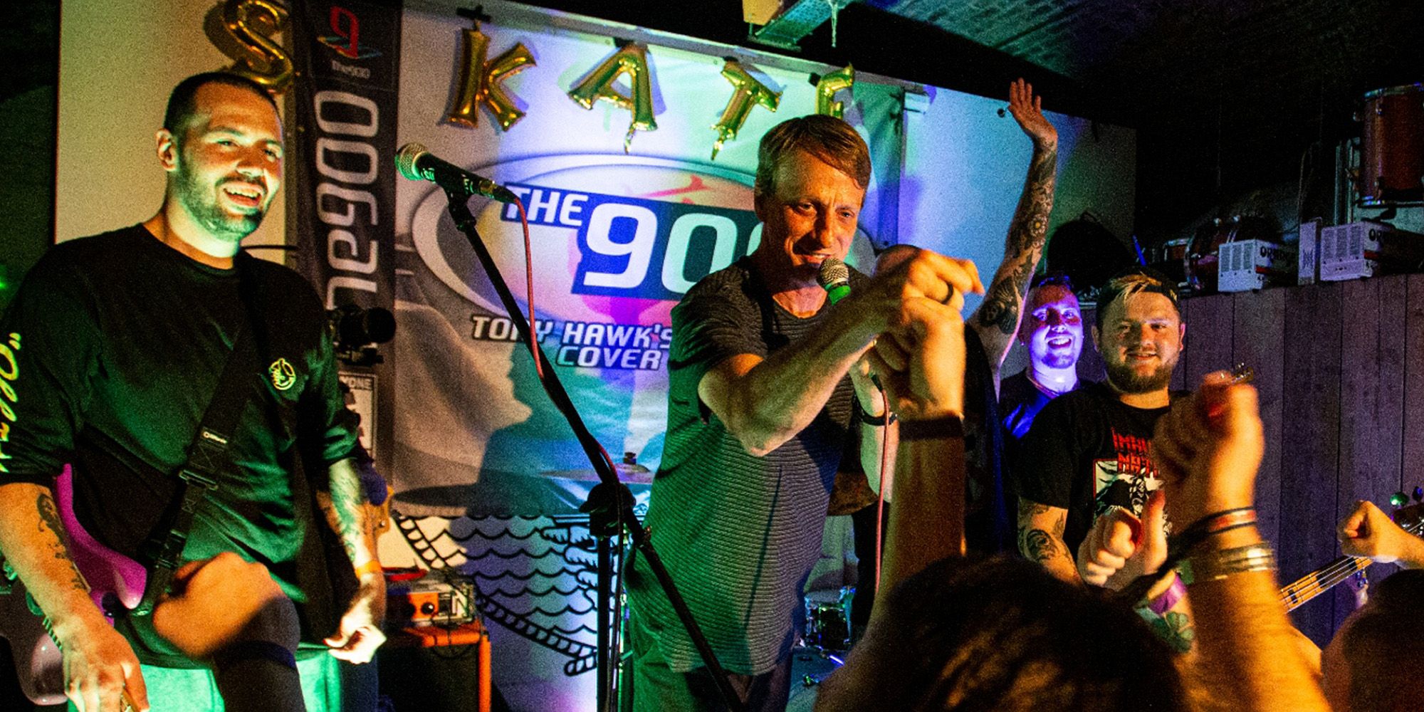 Tony Hawk se une hilarantemente a la banda de covers de patinadores profesionales en el escenario de un concierto en Londres