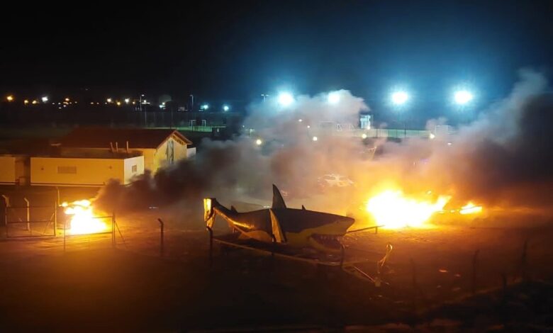 Tras derrota, 'barras bravas' incendian vehículos de futbolistas del club argentino Aldosivi | Video