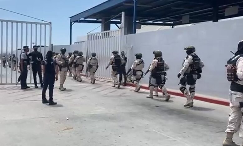 Tras quema de vehículos y bloqueos, gobierno federal despliega elementos de seguridad en Baja California