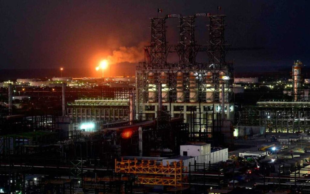 Tres consejeros de Pemex votaron contra nuevo plan de gastos de Dos Bocas: Bloomberg