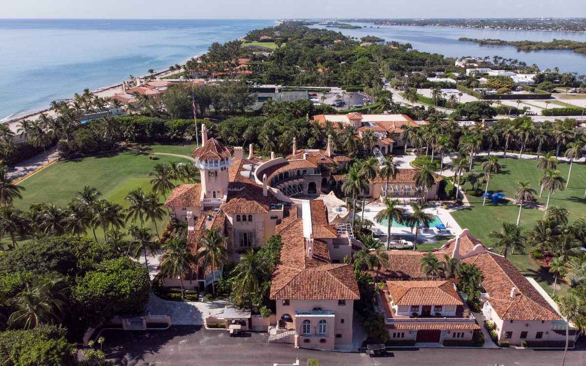 Trump pide frenar revisión de documentos incautados de su casa en Florida