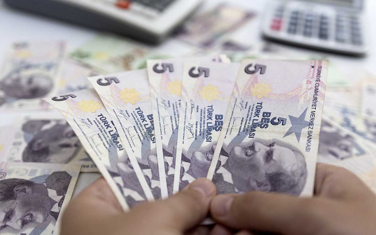 Turquía baja por sorpresa la tasa de interés al 13%, a pesar de una inflación en máximos de 24 años