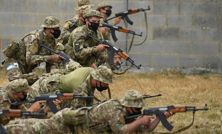 UE analiza entrenar a las fuerzas armadas de Ucrania