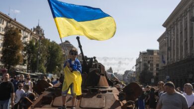Ucranianos celebran fiesta nacional con exhibición de tanques y vehículos rusos quemados | Video